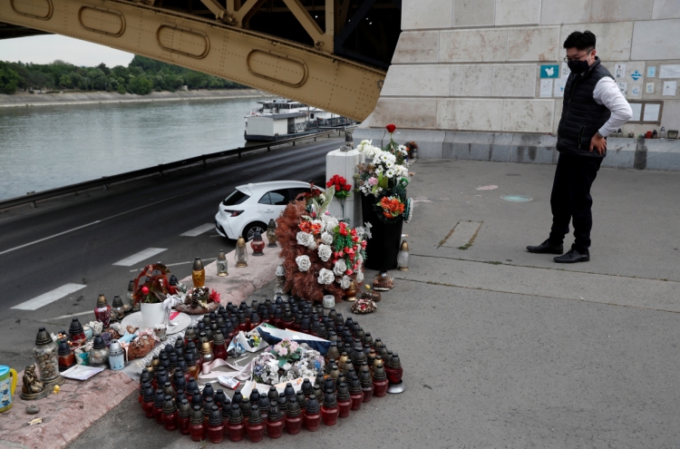 Hungary awards S. Korean rescue officials medals for search efforts in Danube boat sinking