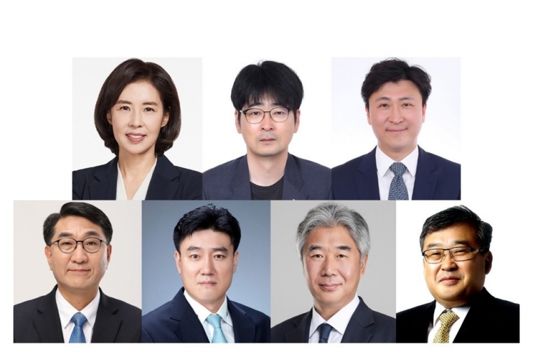 Moon replaces seven secretaries at Cheong Wa Dae