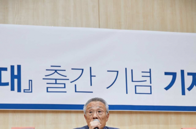 Hwang Sok-yong hopes to revive discontinued Lotus Prize rather than win Nobel liberature prize