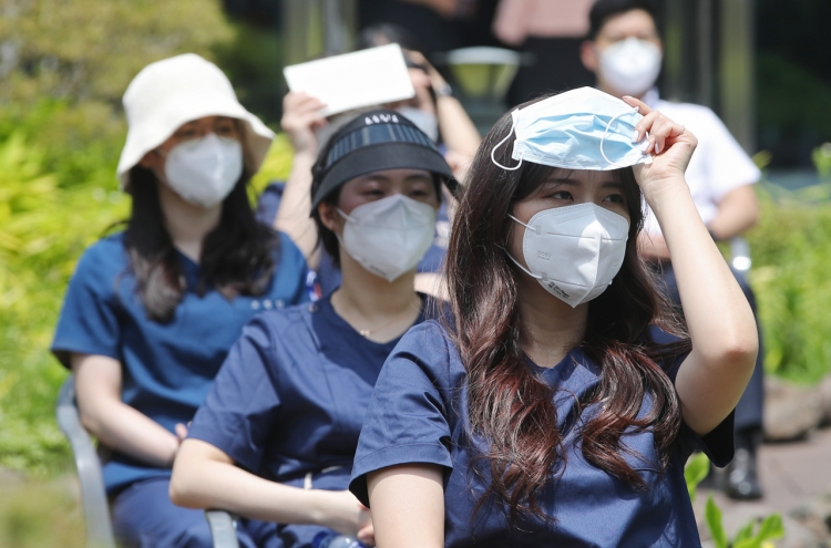As temperature rises in S. Korea, worries grow over wearing face masks