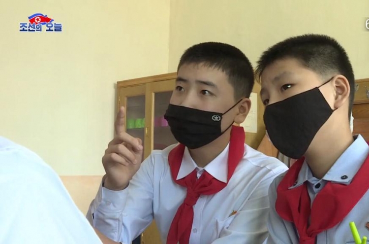 북한 중학교 개학 첫날…학생들 아디다스 마스크 착용