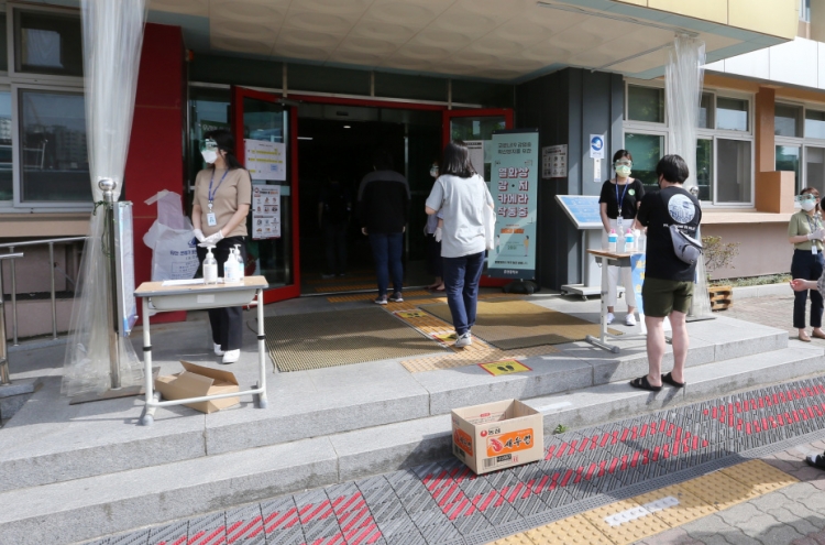 Coronavirus adds to stress as young Koreans sit for biggest exams of lives