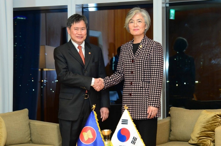 FM discusses coronavirus cooperation with ASEAN chief