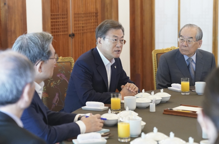 Moon meets former unification ministers to discuss N. Korea