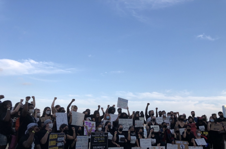 [From the scene] Black Lives Matter gathering held in Busan, supported by police