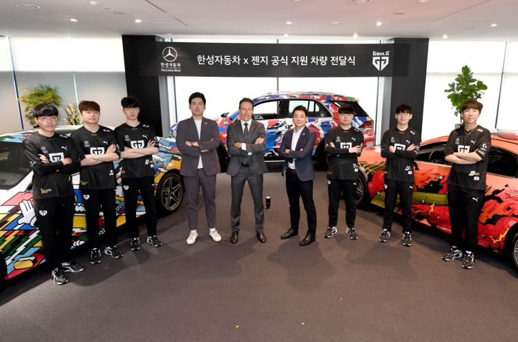 Han Sung Motor presents graffitied Mercedes-Benz to Gen.G Esports