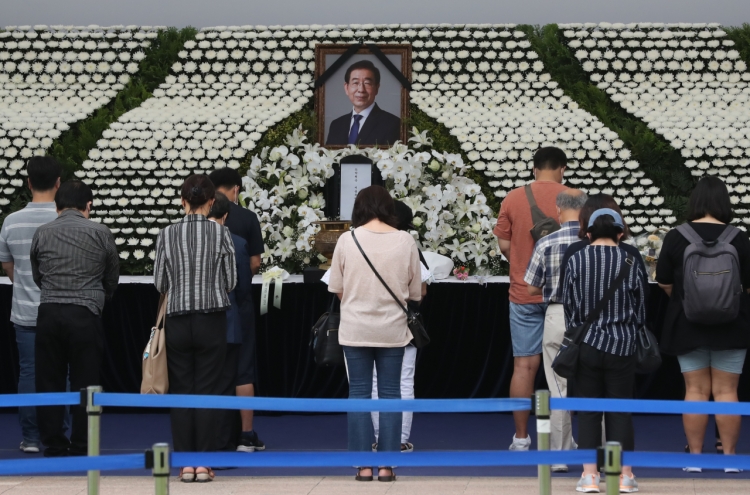 Mourning of Park marred by controversy