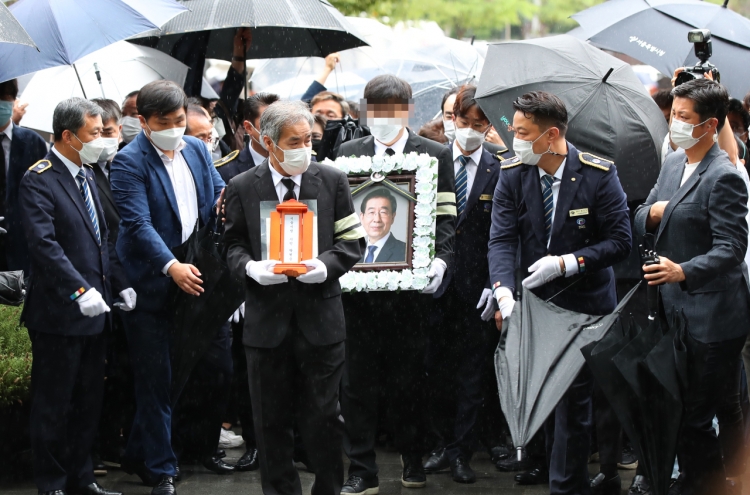 Families, friends bid final farewell to Seoul mayor