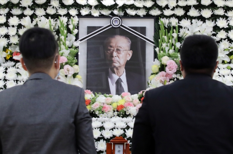Late war hero Paik's burial site decided after discussions with family: defense ministry