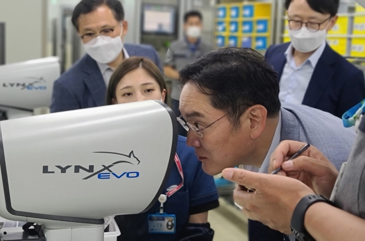 Samsung heir checks on automotive MLCC biz in Busan