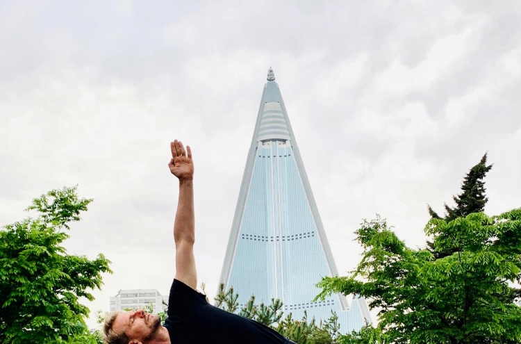 [Photo News] Swedish ambassador practices yoga in Pyongyang