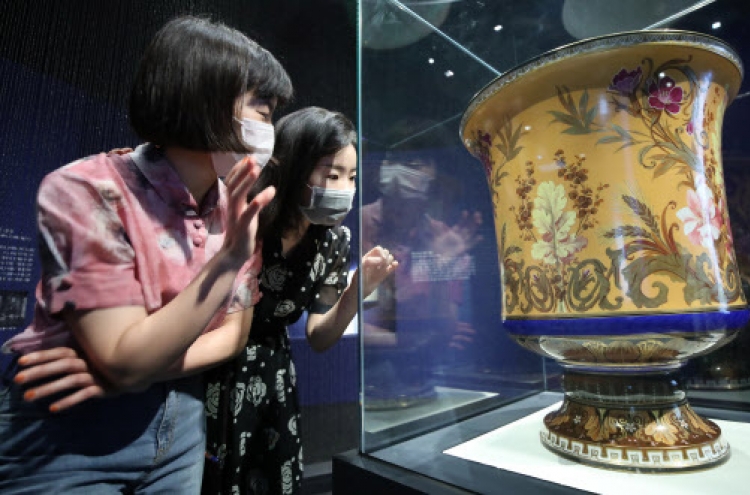 Western chinaware used in Joseon royal court on show