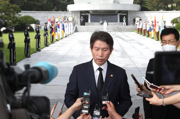 New unification minister renews willingness to work with N. Korea to tackle coronavirus