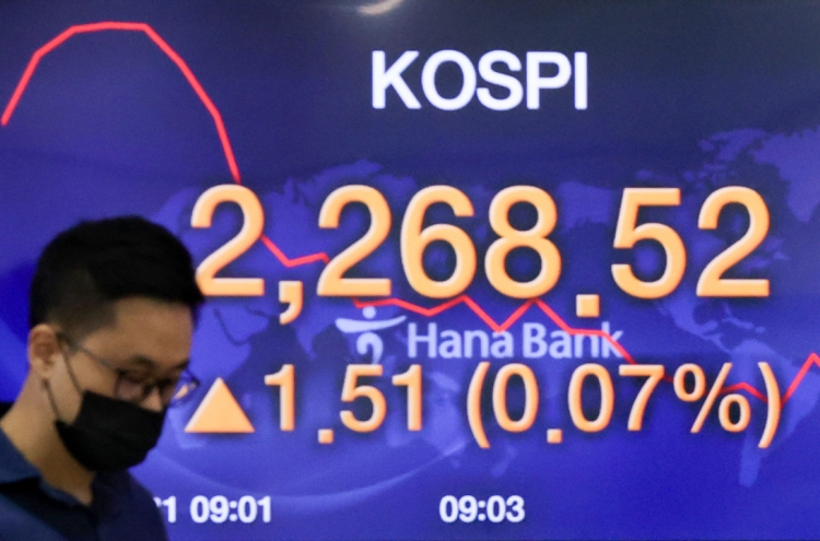 Seoul stocks open tad lower on economic slump woes