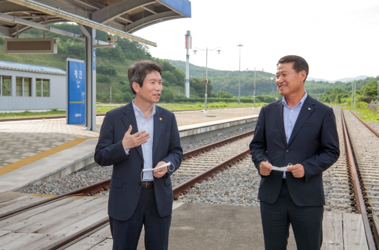 Unification minister vows to seek ways to resume Mt. Kumgang tour