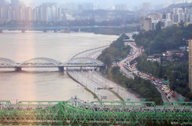 Major highways in Seoul partly closed as downpours raise water level of Han River