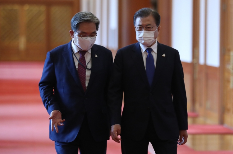 Senior presidential aides offer to resign, but draw ridicule and attacks from opposition