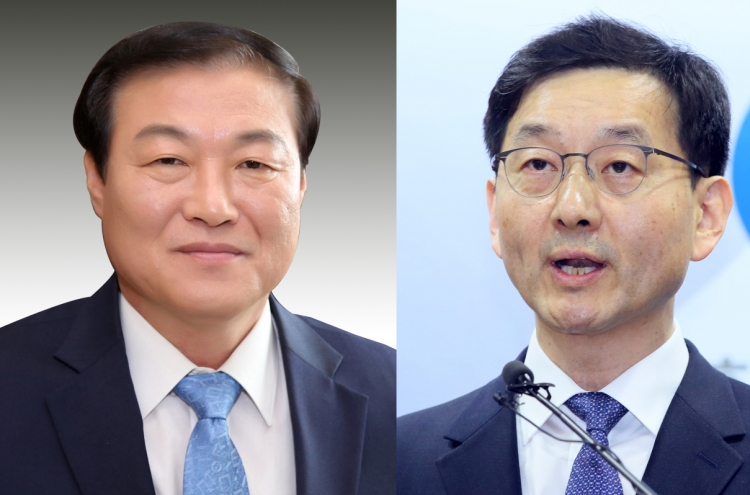 Moon replaces two more senior aides