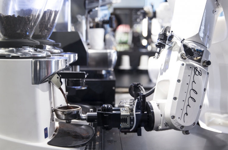 [Future of Plastic Cards] Through human-robot collaboration, Hyundai Card seeks digital transformation