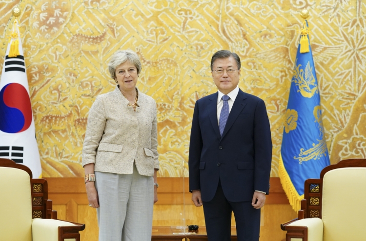 Moon meets ex-British prime minister, voices hope for closer Seoul-London ties