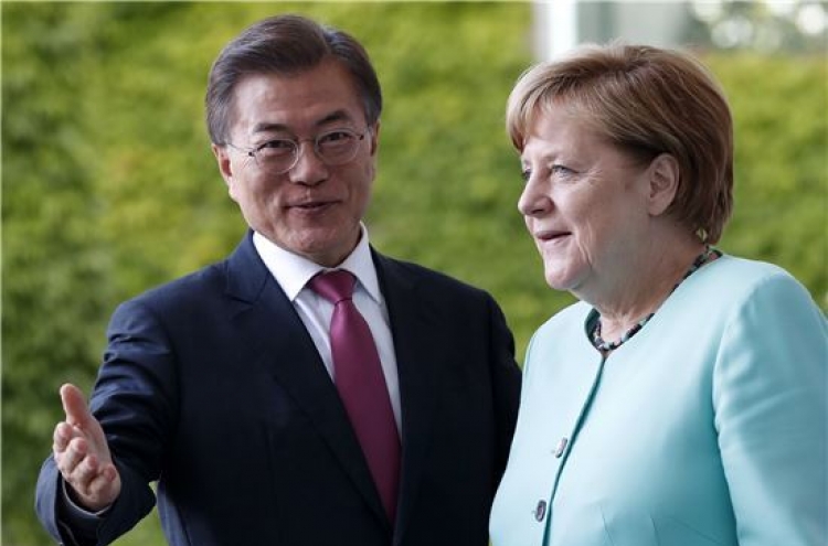Moon, Merkel set for phone talks to discuss bilateral cooperation