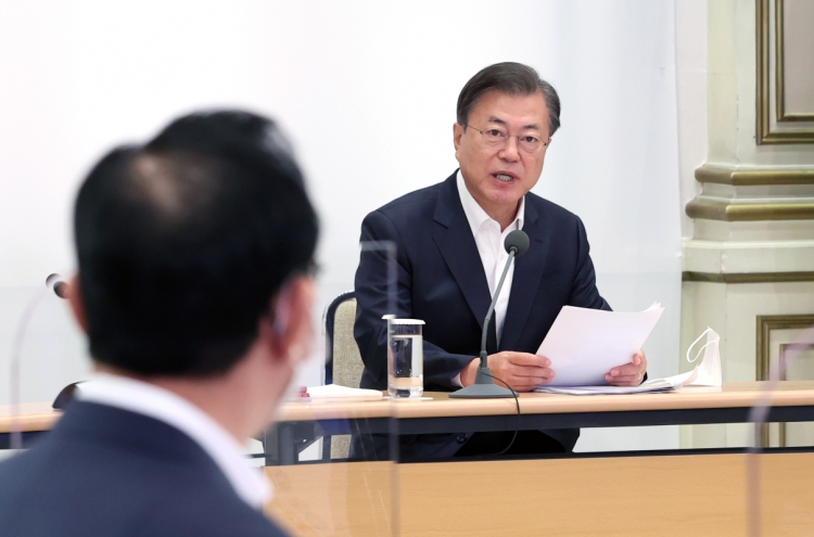 Moon instructs Cheong Wa Dae to cooperate with probe into investment fund scandals: Cheong Wa Dae