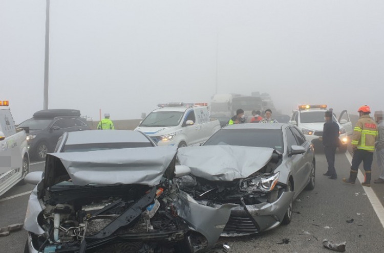 Pileup on foggy expressway injures 17