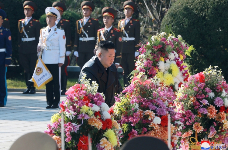 NK leader sends floral basket to cemetery in China in honor of fallen soldiers