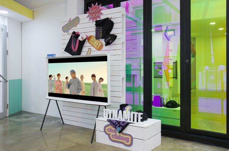 [Photo News] Samsung TV-BTS pop up store opens in Garosugil