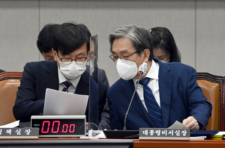 Lawmakers postpone audit of Cheong Wa Dae over absence of key officials