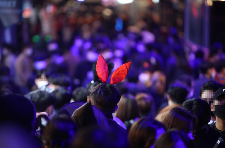 Popular Seoul areas crowded on Halloween night despite COVID-19 woes