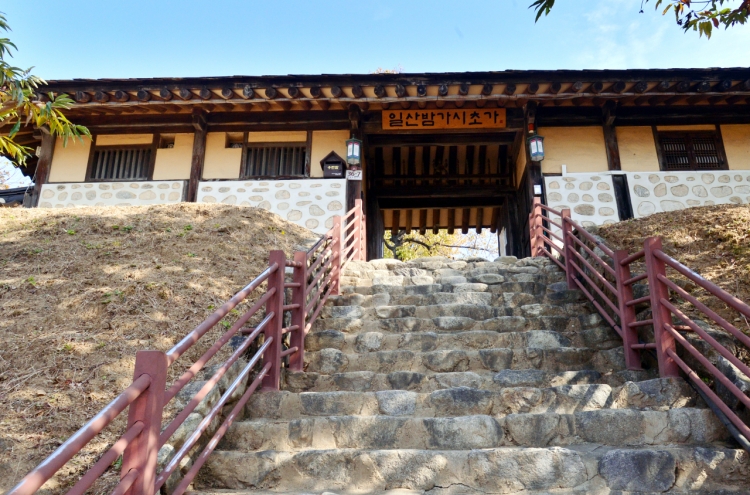 [Eye plus] A visit to Joseon-era cottage in chestnut village