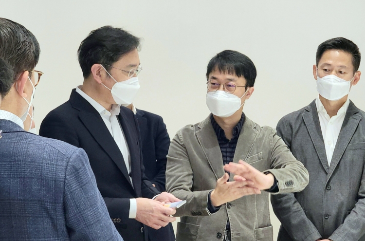 Samsung heir returns to business after father's death, convenes design strategy meeting