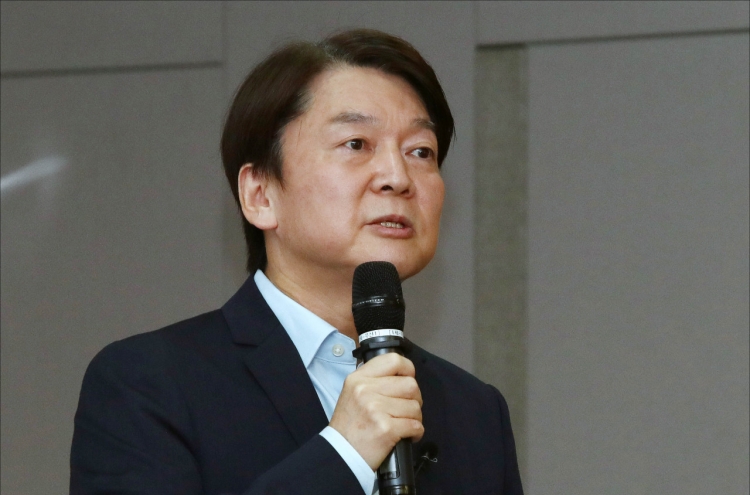 Ahn woos chief prosecutor who rose to presidential hopeful in polls