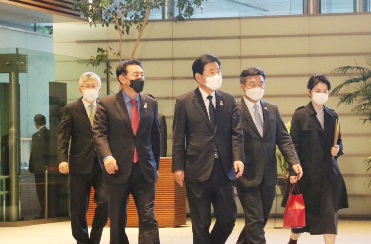 S. Korean lawmakers meet Suga in effort to mend diplomatic ties