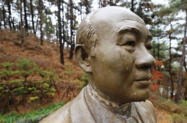 Man apprehended for vandalizing statue of ex-President Chun