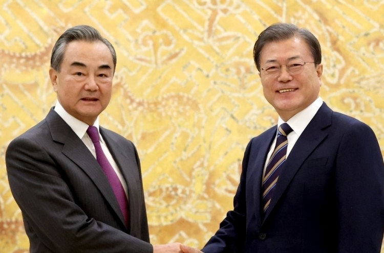 Moon meets top Chinese diplomat, requests role for inter-Korean ties