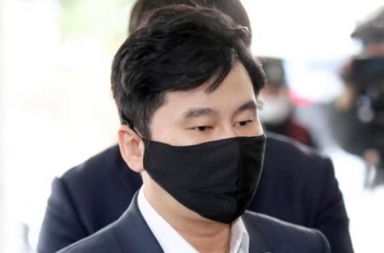 Former YG chief fined on overseas gambling charges