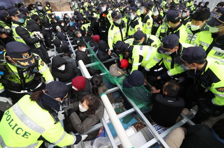 Protesters deter shipments of construction materials onto THAAD base in Seongju