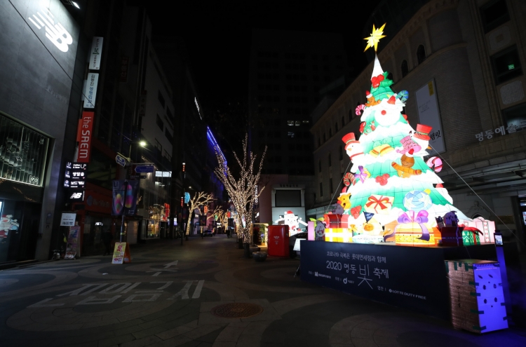 [Photo News] Isolated Christmas holds out in Myeong-dong