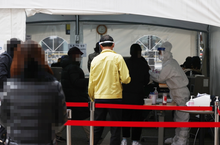 Korea's new virus cases hit record high of 950