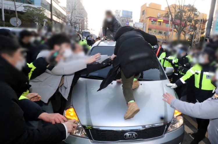 "조두순 만나러왔다" 경찰관에 돌진…공무집행방해 총 8건