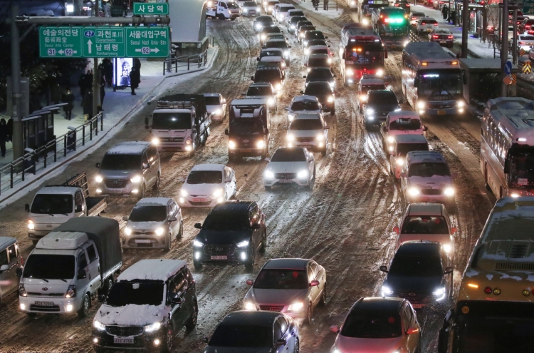 Cold wave, heavy snow disrupt morning traffic
