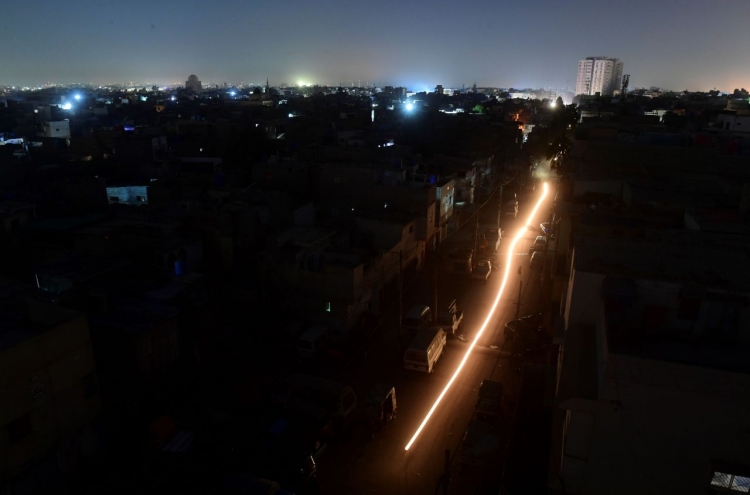 Massive power outage leaves Pakistan in the dark