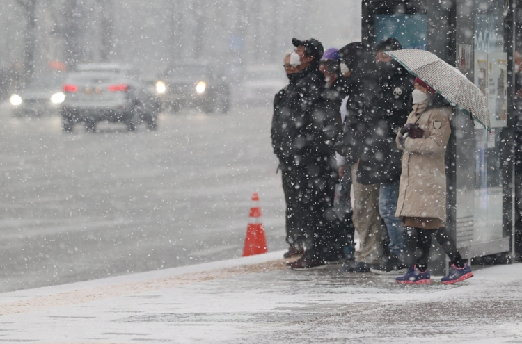 More snow hits S. Korea, threatening rush hour traffic