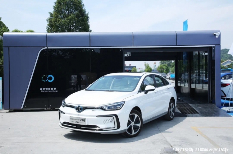 Electric vehicles challenge traditional concept of gas stations