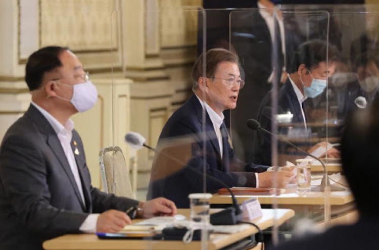 Moon shares finance minister's online message on S. Korea's economic performance