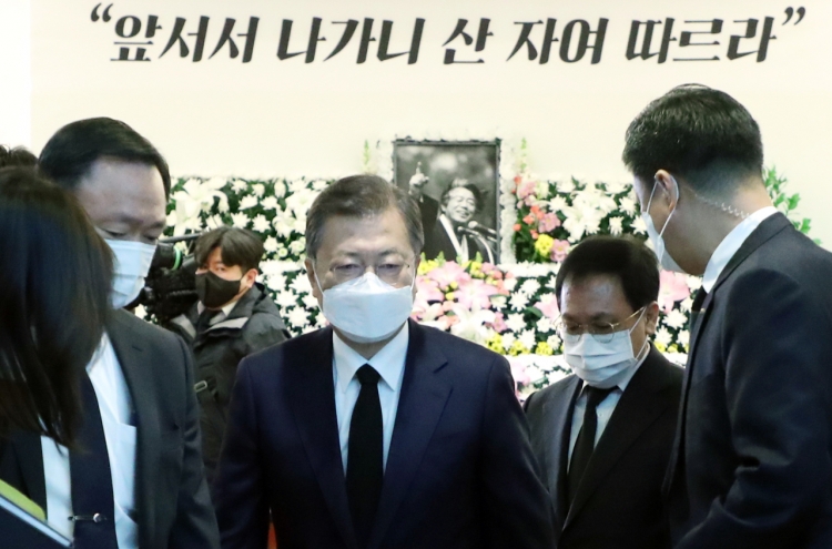 Moon pays respects to deceased Korean reunification activist