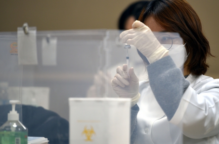 Less than half of S. Koreans willing to receive COVID-19 vaccine shots immediately: poll
