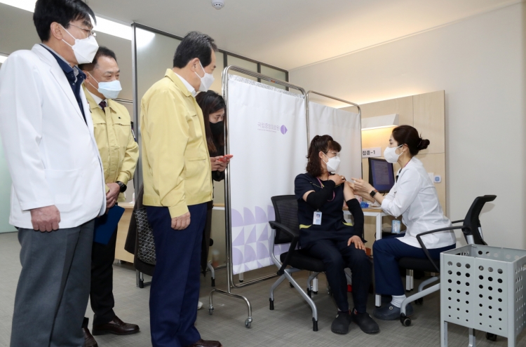 About 18,500 Koreans get COVID-19 vaccines on vaccination Day 1
